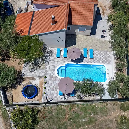Mare With Pool וילה